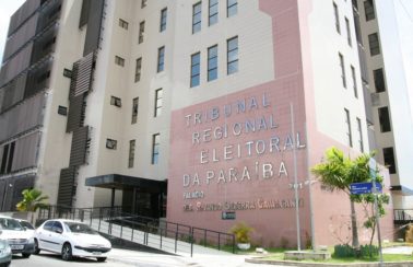 Juiz do TRE-PB suspende decisão que cassou mandato da prefeita do Conde, até análise de recurso