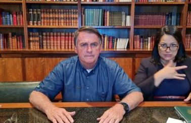 Facebook exclui live em que Bolsonaro relaciona falsamente vacina a aids