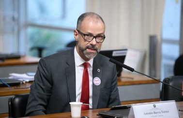 Sem citar Bolsonaro, presidente da Anvisa reforça que vacinas não transmitem doenças