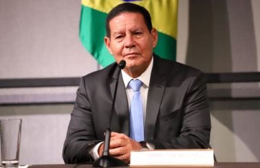 Mourão diz que Bolsonaro receberia “pedra” se comparecesse na COP-26