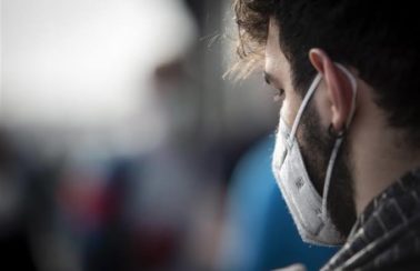 Poderemos tirar as máscaras em algumas semanas, não hoje, diz infectologista