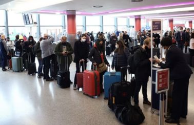 Passageiros fazem fila em diversos países para viajar aos EUA após fim de restrições da Covid