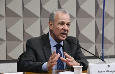 Ministro de Minas e Energia diz que preço do petróleo ainda vai subir mais