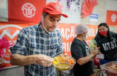 Eduardo Bolsonaro critica Wagner Moura por comer camarão em ocupação do MTST