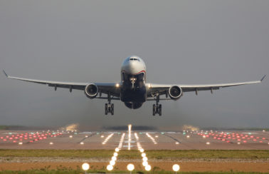 Passagem aérea cara puxa setor de serviços para baixo em setembro