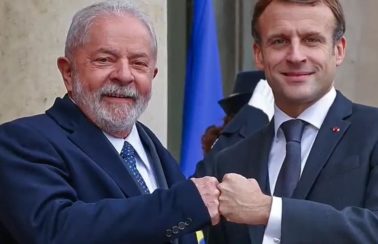 Na França, Lula é recebido pelo presidente Macron no Palácio do Elysée