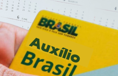 Governo quer tornar Auxílio Brasil de R$ 400 permanente e fatiar PEC dos Precatórios