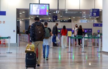 Exigência de declaração de saúde para quem chega ao Brasil volta a valer nesta sexta, diz Anvisa