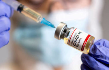 “Proteção das vacinas provavelmente permanecerá forte”, diz especialista sobre Ômicron