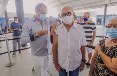 Prefeito de João Pessoa toma 3ª dose de vacina contra Covid e convoca população a se imunizar