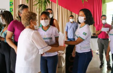 Vice-governadora do Piauí entrega kits de absorventes íntimos para alunas da rede estadual