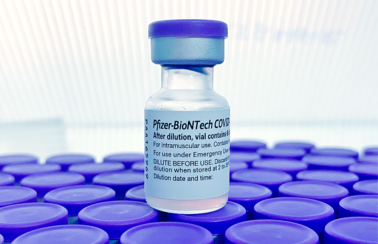 Vacina da Pfizer deve prevenir casos graves da variante ômicron, mostra estudo preliminar