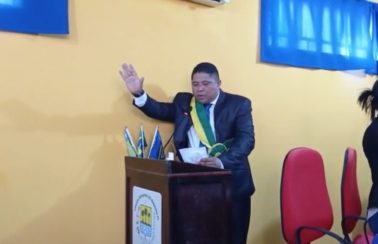Vice chora durante posse de cargo de prefeito assassinado a tiros em Madeiro, no Norte do Piauí
