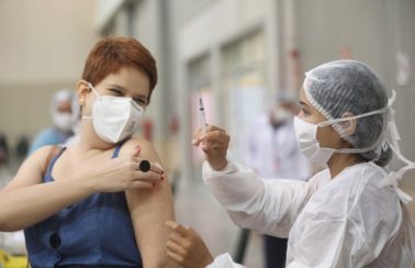 Fortaleza alcança 99,6% da população adulta com pelo menos uma ou dose única da vacina contra Covid-19