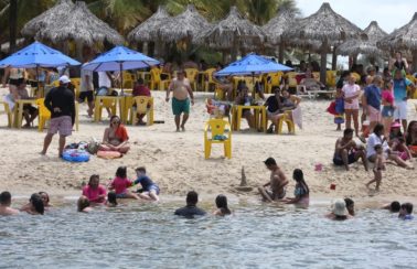 Fortaleza tem 23 praias próprias para banho no fim de semana