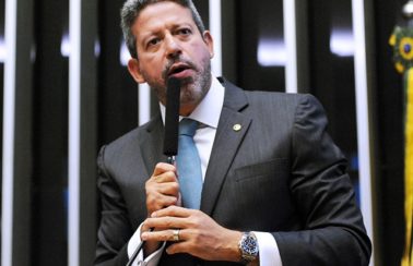 Lira diz que projeto para conter fake news nas redes sociais deve ser votado no plenário só em 2022