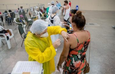 Fortaleza reduz intervalo para dose de reforço da vacina contra a Covid-19 para quatro meses