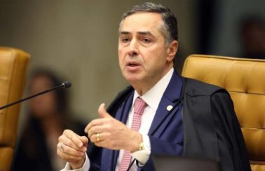 STF dá prazo de 48 horas para governo decidir sobre passaporte da vacina
