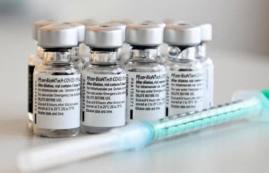 Pfizer e BioNTech afirmam que três doses da vacina neutralizam variante ômicron