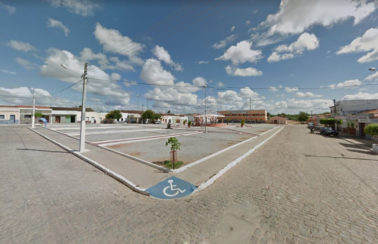Bandidos invadem casa de prefeito e fazem filho dele refém, no Cariri da Paraíba