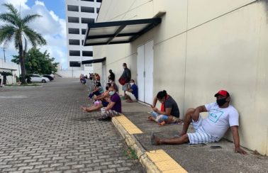 Pacientes com sintomas gripais formam fila em busca de atendimento em centro de enfrentamento montado em Natal