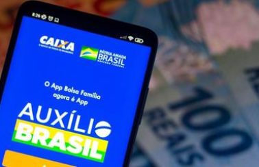Bolsonaro sanciona com vetos lei que cria Auxílio Brasil