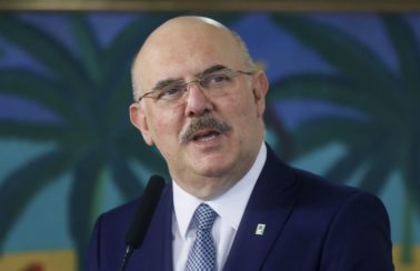 MEC proíbe exigência de vacina em instituições federais