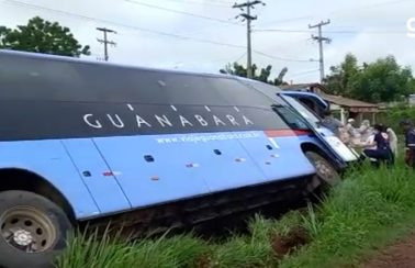 Ônibus sai da pista após colisão contra caminhonete na BR-316 em Peritoró, no Maranhão