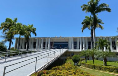 Lei cria auxílio de R$ 500 para crianças e adolescentes do RN que se tornaram órfãos por causa da Covid-19