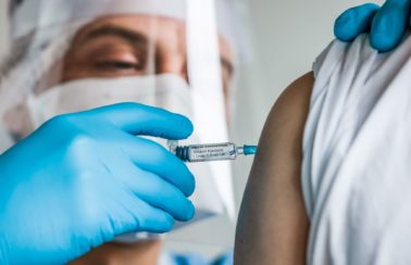 Quarta dose da vacina contra a Covid-19 aumenta número de anticorpos, diz estudo