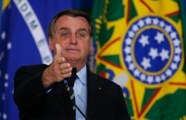 Bolsonaro sanciona lei que exige seguro para entregadores de aplicativos