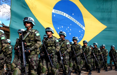 Militares devem se vacinar, usar máscara e não divulgar fake news, determina Exército