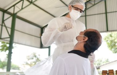 Índice de positivos para Covid em testes de farmácia triplica em uma semana, aponta Abrafarma