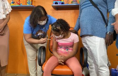 Menina com síndrome de Down é a primeira criança vacinada contra a Covid em Pernambuco