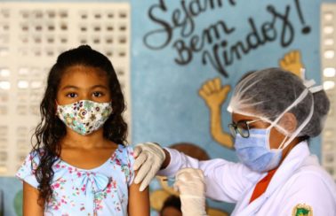 Vacinação infantil é fundamental para barrar a ômicron, alertam especialistas