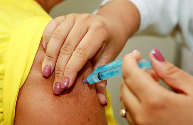 Em um ano de vacinação, quase 70% dos brasileiros já tomaram 2 doses