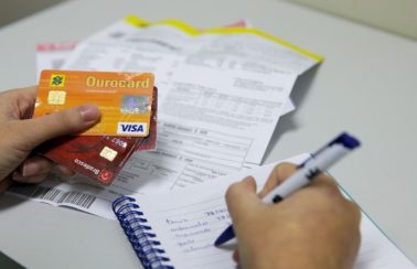 Brasil encerrou 2021 com número recorde de famílias endividadas, diz CNC