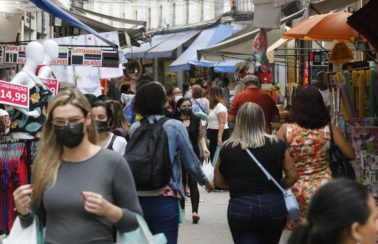 Brasil bate recorde de casos diários de covid-19 com 204,8 mil