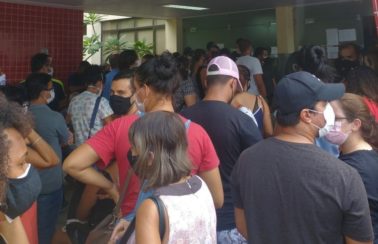Busca por exames de Covid tem aglomeração e filas com longas esperas no Recife