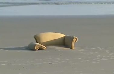 Sofá velho está há vários dias na faixa de areia da Avenida Litorânea, em São Luís