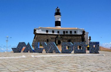 Turista israelense é esfaqueado na região do Farol da Barra e imobiliza assaltante com golpe no pescoço