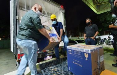 Pernambuco recebe mais 514.800 de vacinas da Pfizer para aplicação da dose de reforço
