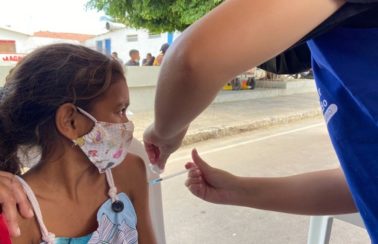 Após erro, mais de 200 crianças são vacinadas contra Covid-19 em Lucena, PB, no primeiro dia de retorno