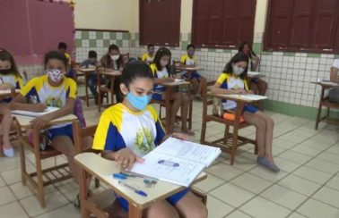 Maioria das escolas estaduais e das municipais nas capitais retoma aulas em modelo 100% presencial