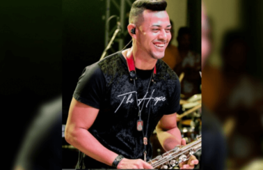 Saxofonista de Devinho Novaes morre após acidente com ônibus da banda em Alagoas