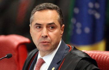 Barroso afirma que Bolsonaro vazou dados e diz que ação ‘ajuda milícias digitais’