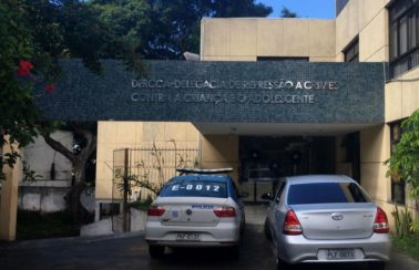Seguranças acusados de racismo e agressão contra jovens são afastados das atividades em supermercado de Salvador