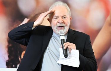 ‘Não posso enriquecer o acionista e empobrecer a dona de casa’, diz Lula sobre preços praticados pela Petrobras