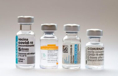 Reforço da Pfizer após CoronaVac aumenta eficácia para 92,7%, aponta estudo com dados brasileiros na ‘Nature’