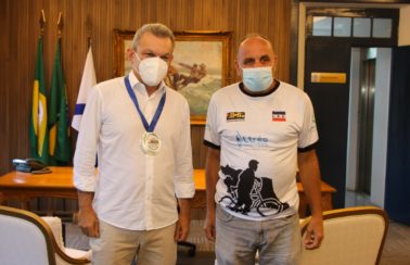 Prefeito José Sarto recebe medalha pelo incentivo à mobilidade cicloviária em Fortaleza